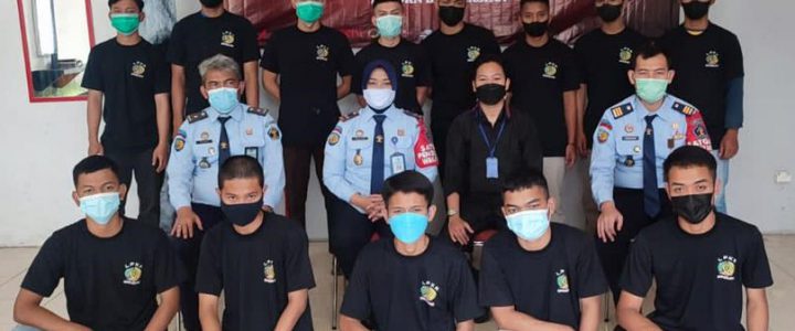 15 ORANG ANAK BINAAN LPKA BANDUNG MENGIKUTI PELATIHAN CUKUR RAMBUT