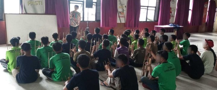 Anak LPKA Bandung Menyampaikan Penghormatan kepada Kartini Lewat Lagu Angklung