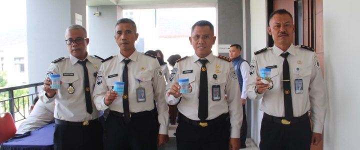 LPKA Bandung Laksanakan Tes Urin NAPZA dalam Rangka Hari Bhakti Pemasyarakatan ke-62 LPKA Bandung Laksanakan Tes Urin NAPZA dalam Rangka Hari Bhakti Pemasyarakatan ke-62