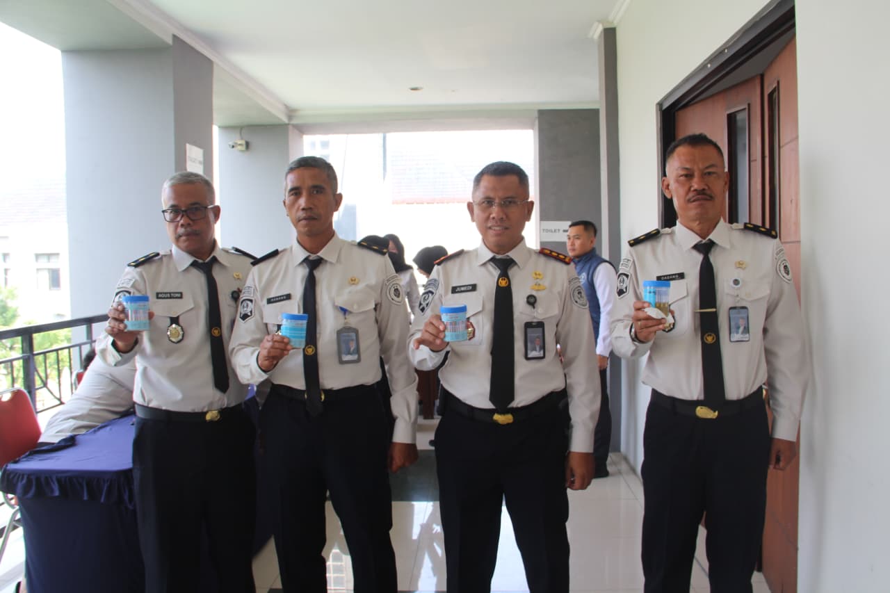 LPKA Bandung Laksanakan Tes Urin NAPZA dalam Rangka Hari Bhakti Pemasyarakatan ke-62