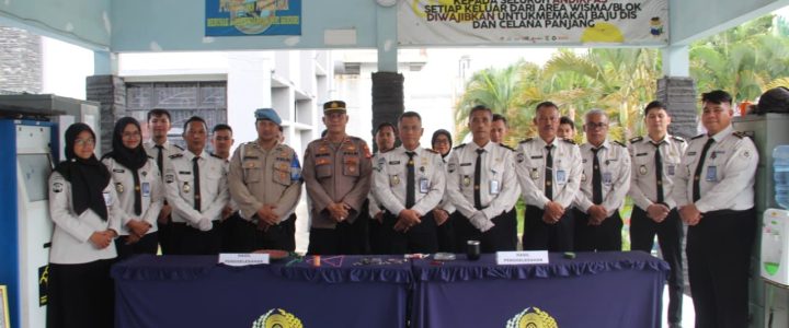 Perkuat Keamanan, Blok Hunian Sadewa LPKA Bandung Digeledah dalam Rangka Hari Bhakti Pemasyarakatan ke-62 Perkuat Keamanan, Blok Hunian Sadewa LPKA Bandung Digeledah dalam Rangka Hari Bhakti Pemasyarakatan ke-62