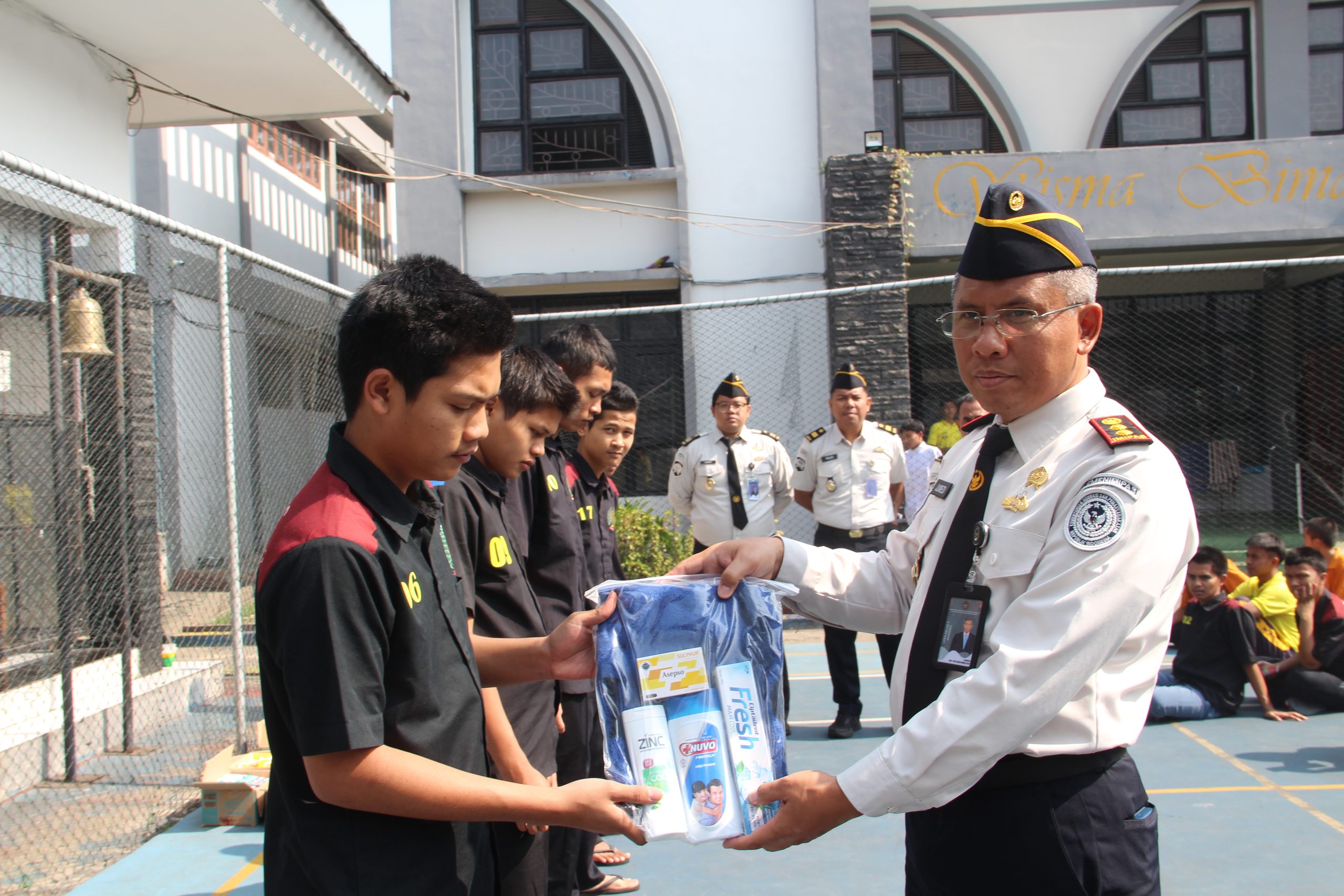Dukung Pola Hidup Bersih dan Sehat, LPKA Bandung Bagikan Alat Kebersihan kepada Anak Binaan